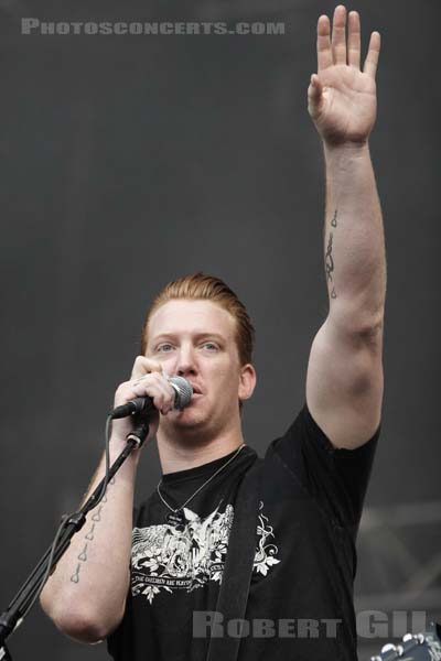 QUEENS OF THE STONE AGE - 2005-08-25 - SAINT CLOUD - Domaine National - Grande Scene - Joshua Michael Homme III